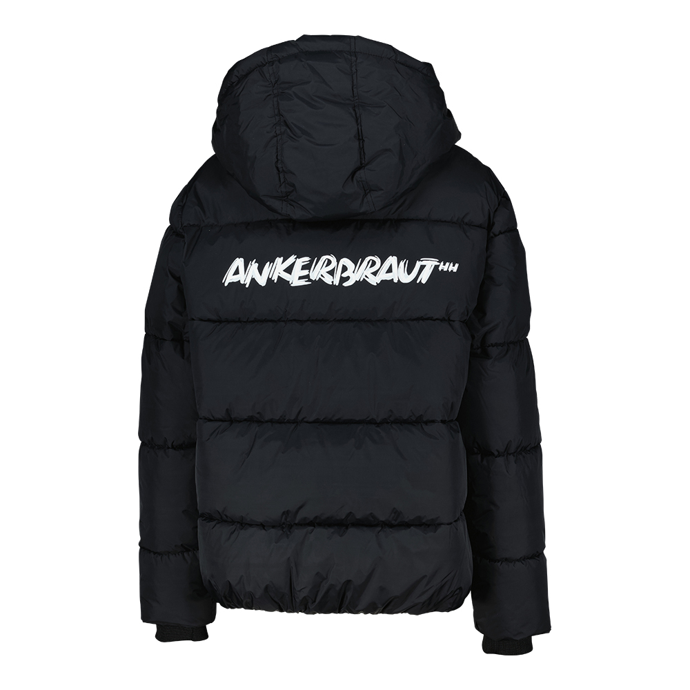 Weibliches Model mit ANKERBRAUT Jacke in Schwarz