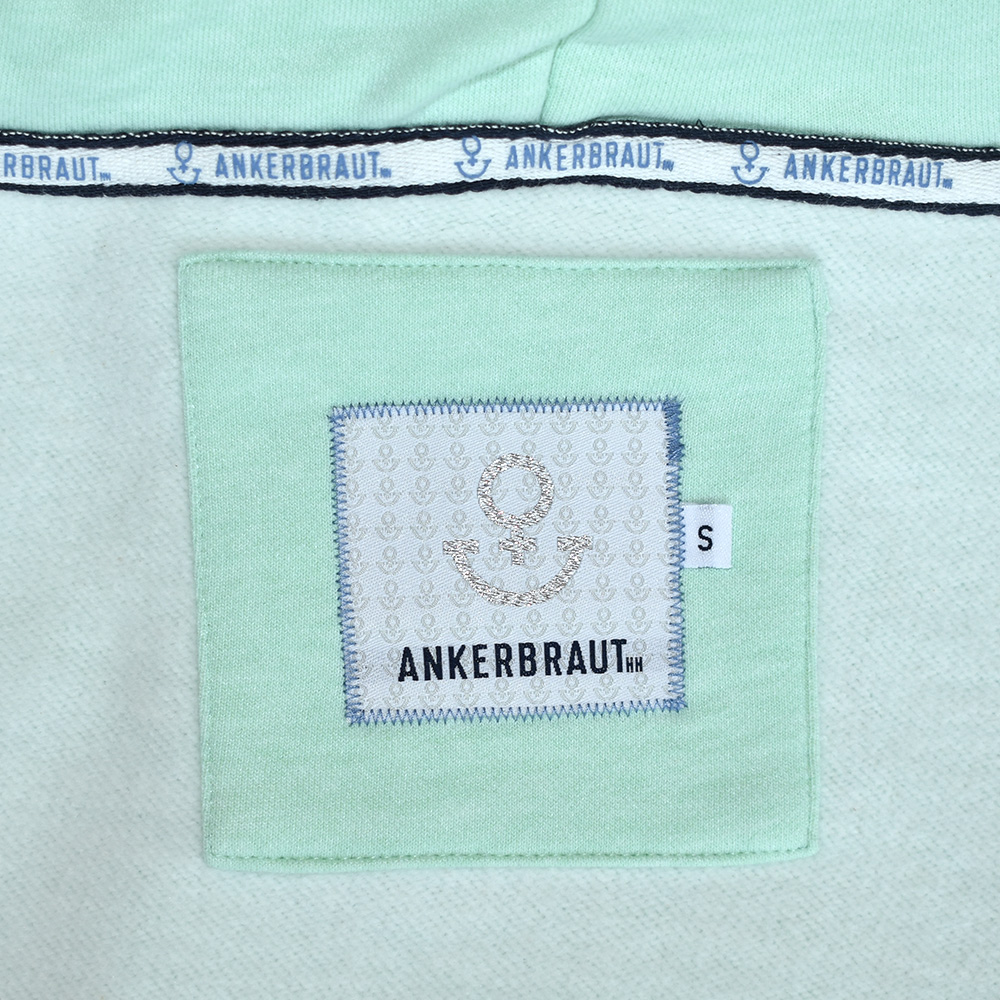 ANKERBRAUT Hoodie "...und vergiss nicht, glücklich zu sein" Weibliches Model mit ANKERBRAUT Hoodie in Mint Melange