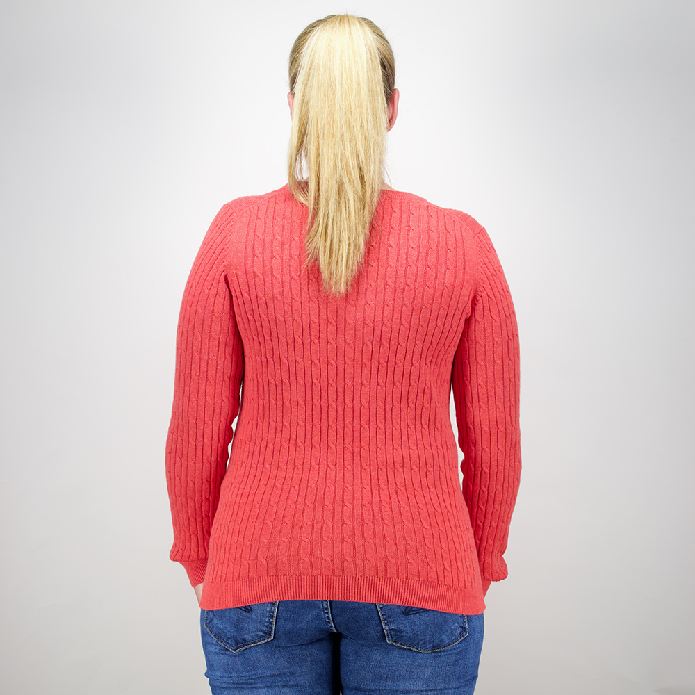 Weibliches Model mit CAMPS BAY Pullover in Red