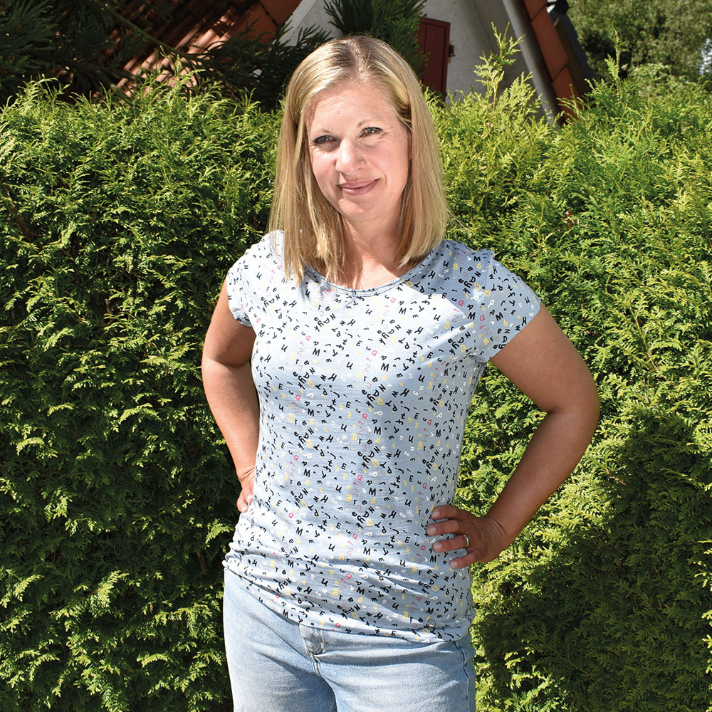 Weibliches Model mit CAMPS BAY T-Shirt in Blue Fog