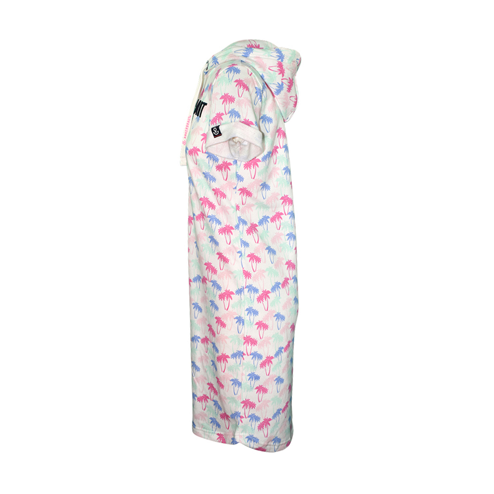 Weibliches Model mit ANKERBRAUT Strandkleid 