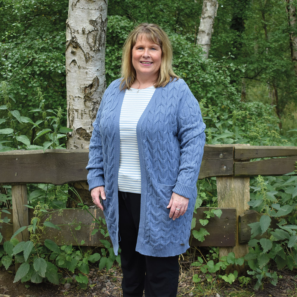 Weibliches Model mit CAMPS BAY Strickjacke in Infinity