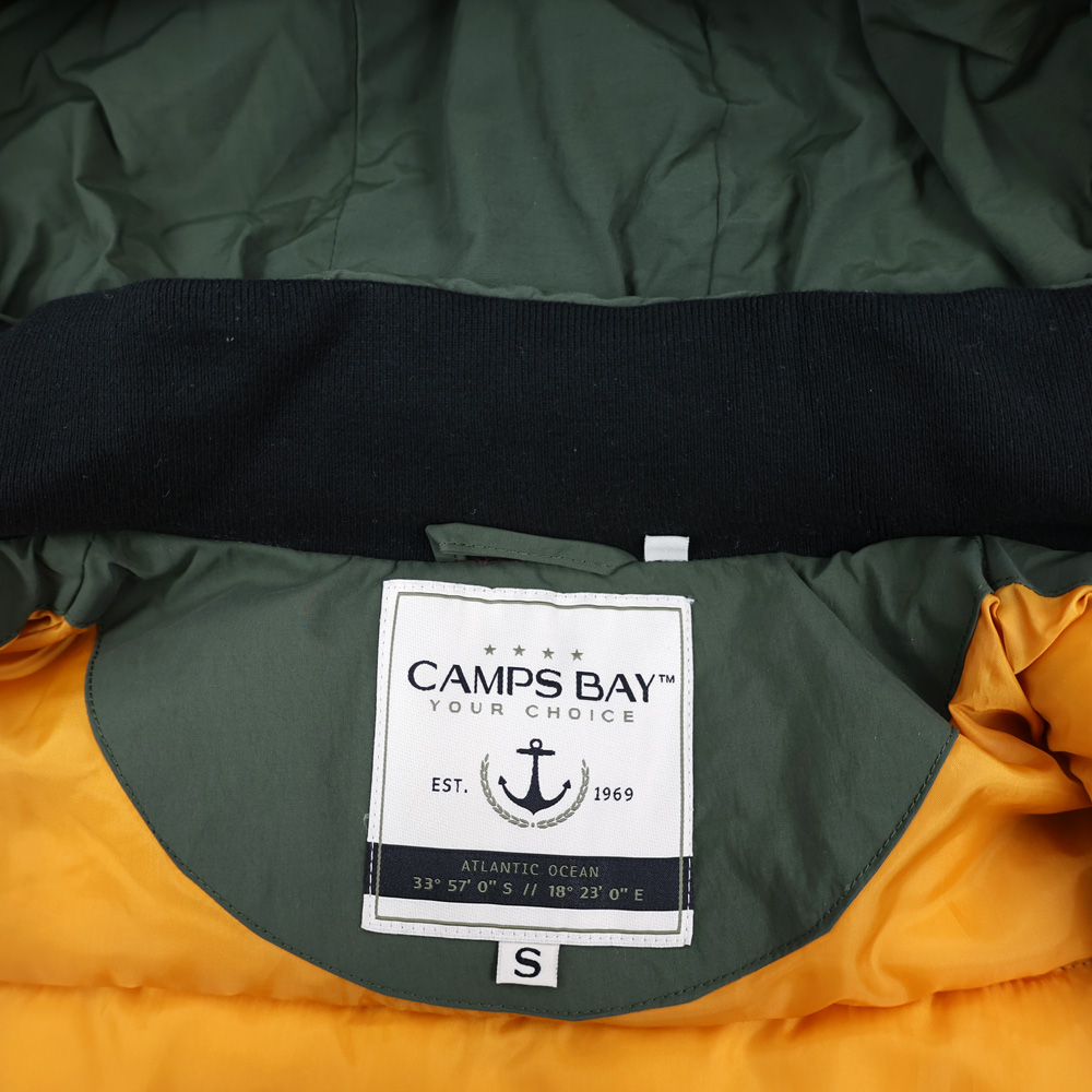 Männliches Model mit CAMPS BAY Westenjacke in Forest Night