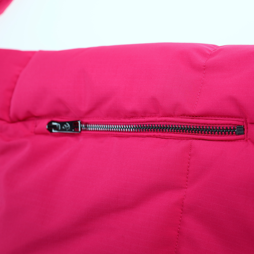 Weibliches Model mit ANKERBRAUT Langmantel in Pink