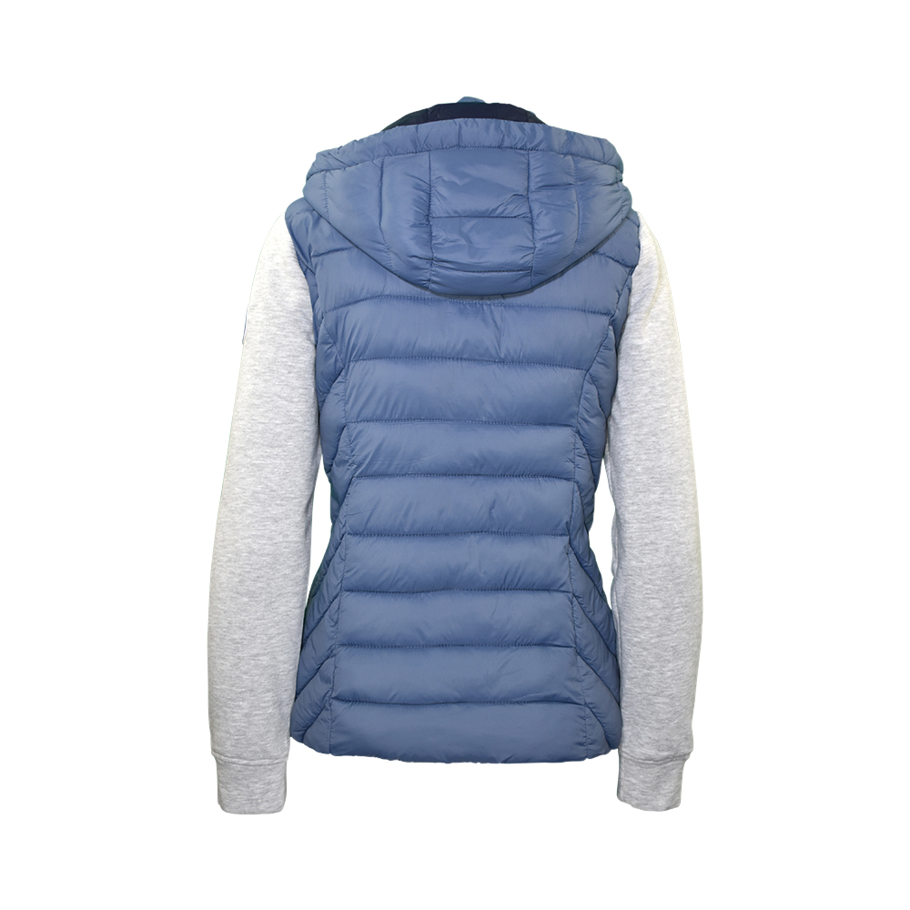 Weibliches Model mit CAMPS BAY Jacke in Vintage Indigo