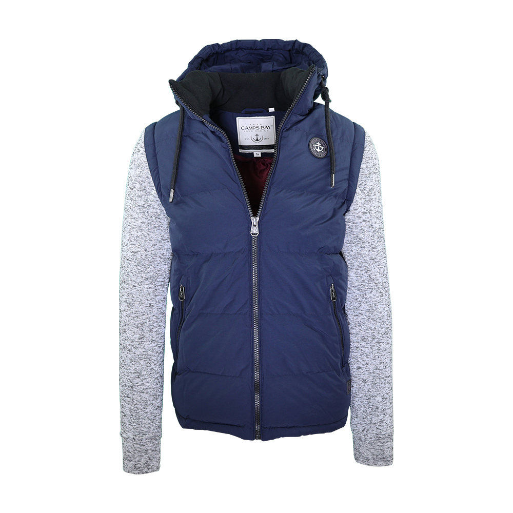 Männliches Model mit CAMPS BAY Westenjacke in Night Sky