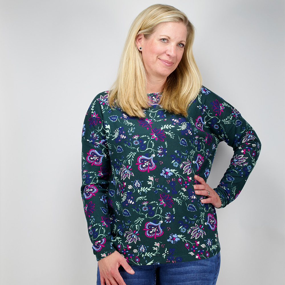 Weibliches Model mit CAMPS BAY Shirt 