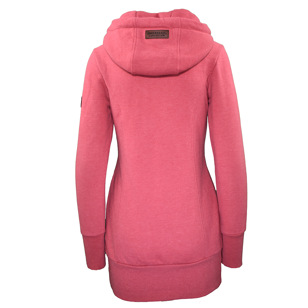 Weibliches Model mit ANKERBRAUT Long Sweatjacke in Red Melange