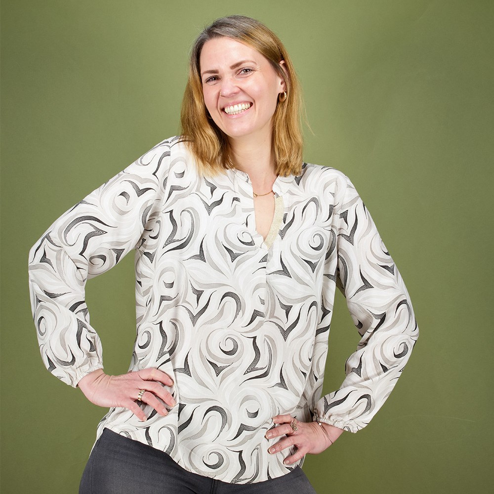 Weibliches Model mit Küstenzauber Bluse in Beige
