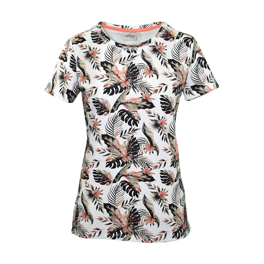 Weibliches Model mit CAMPS BAY T-Shirt in Fusion Coral