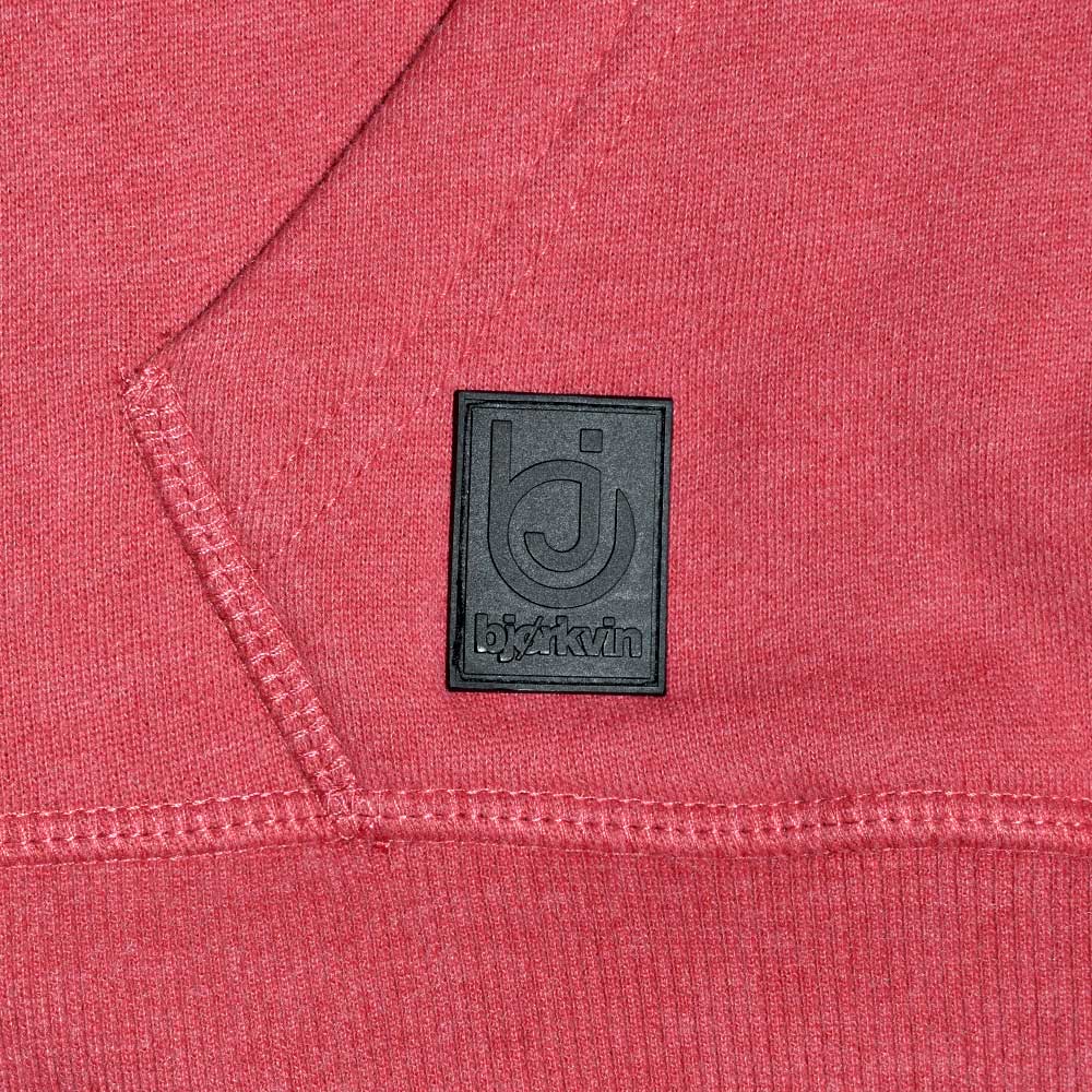 Männliches Model mit Björkvin Hoodie in Red Melange
