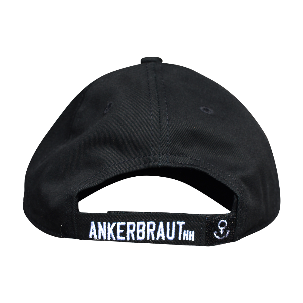 Weibliches Model mit ANKERBRAUT Cap in Schwarz