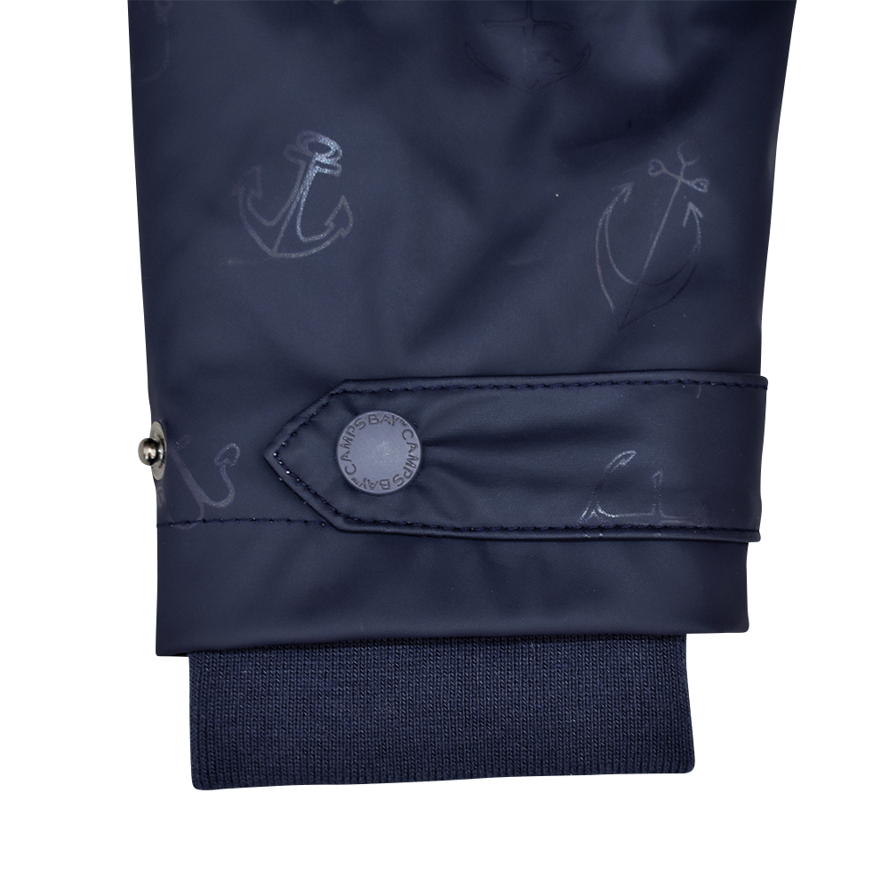 Weibliches Model mit CAMPS BAY Regenjacke in Night Sky