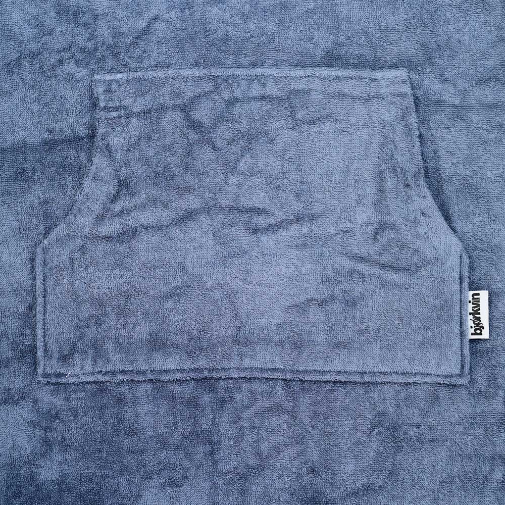 Männliches Model mit Björkvin Beach-Poncho in Grey-Blue