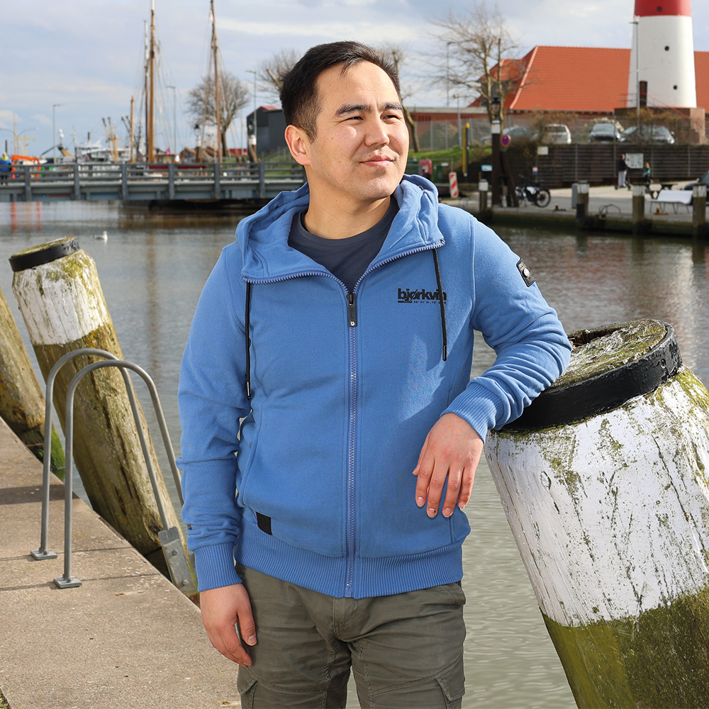 Männliches Model mit Björkvin Sweatjacke 