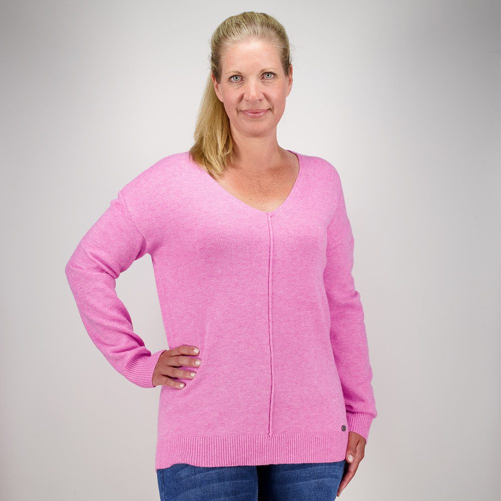 Weibliches Model mit CAMPS BAY Pullover in Cyclamen Melange