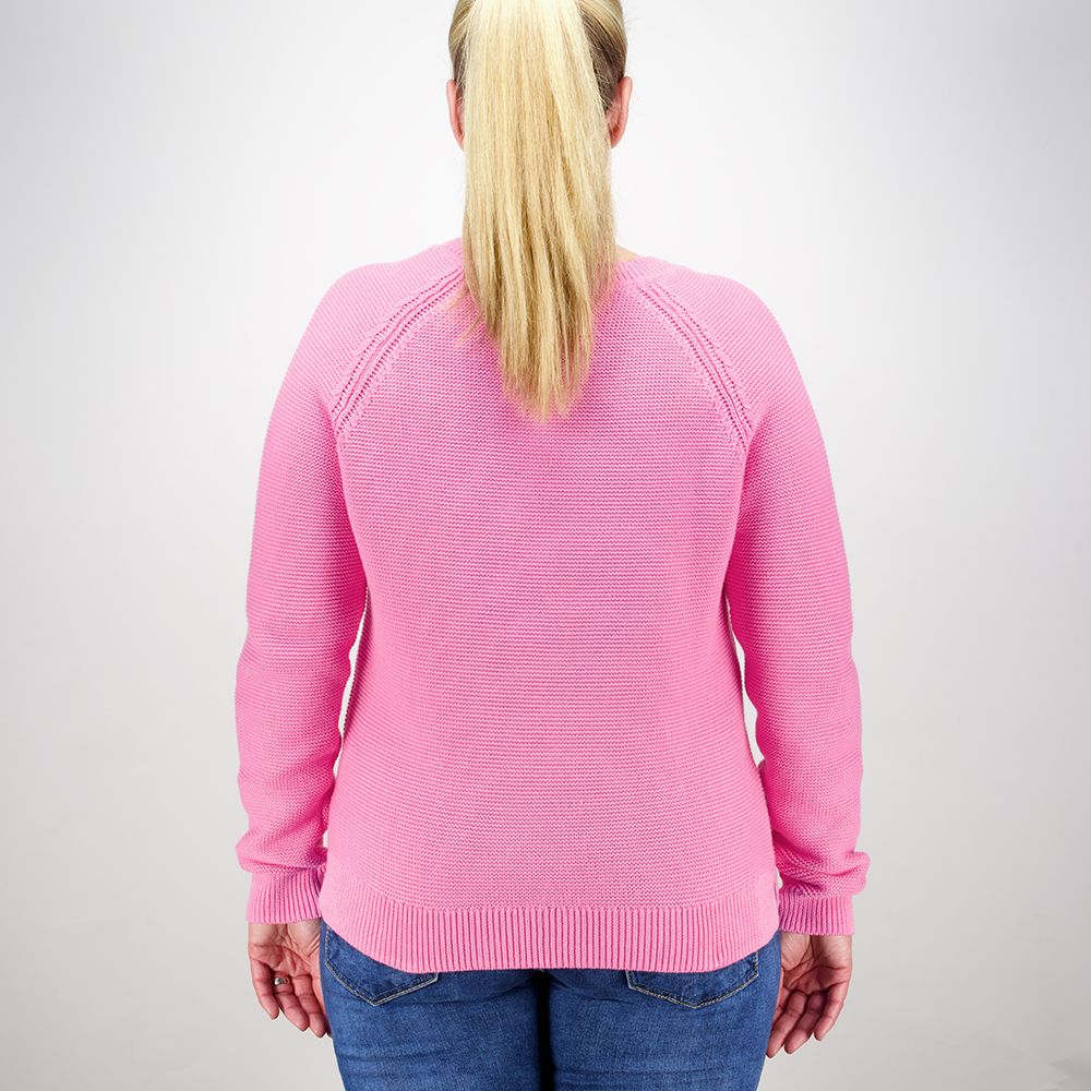 Weibliches Model mit CAMPS BAY Pullover in Pink