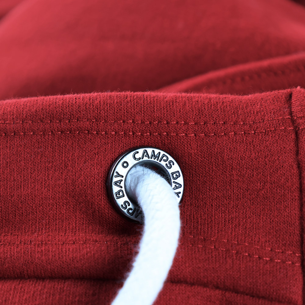 Männliches Model mit CAMPS BAY Sweatjacke in Sun Dried Tomato