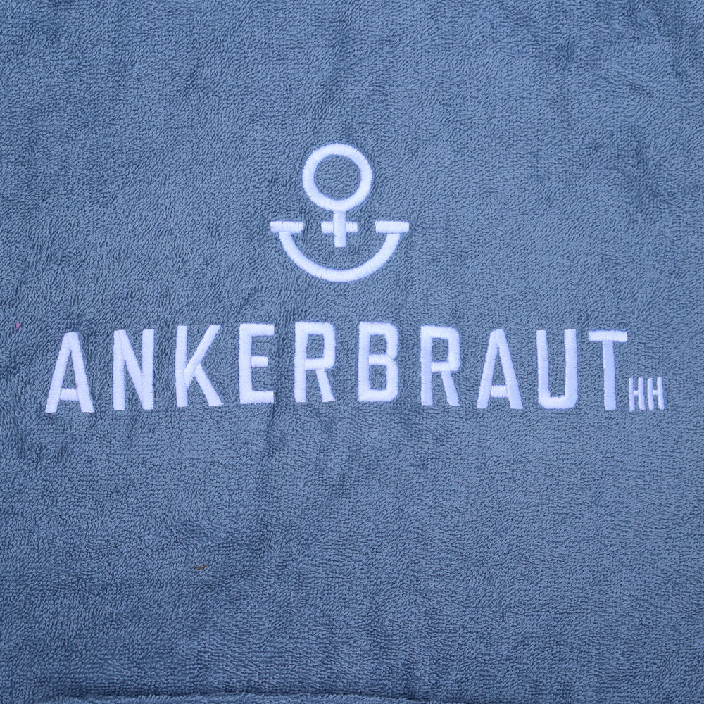 Weibliches Model mit ANKERBRAUT Beach-Poncho in Dove Blue