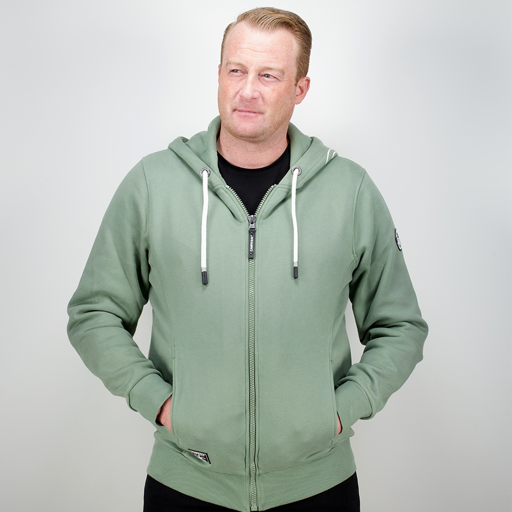 Männliches Model mit CAMPS BAY Sweatjacke in Sea Spray