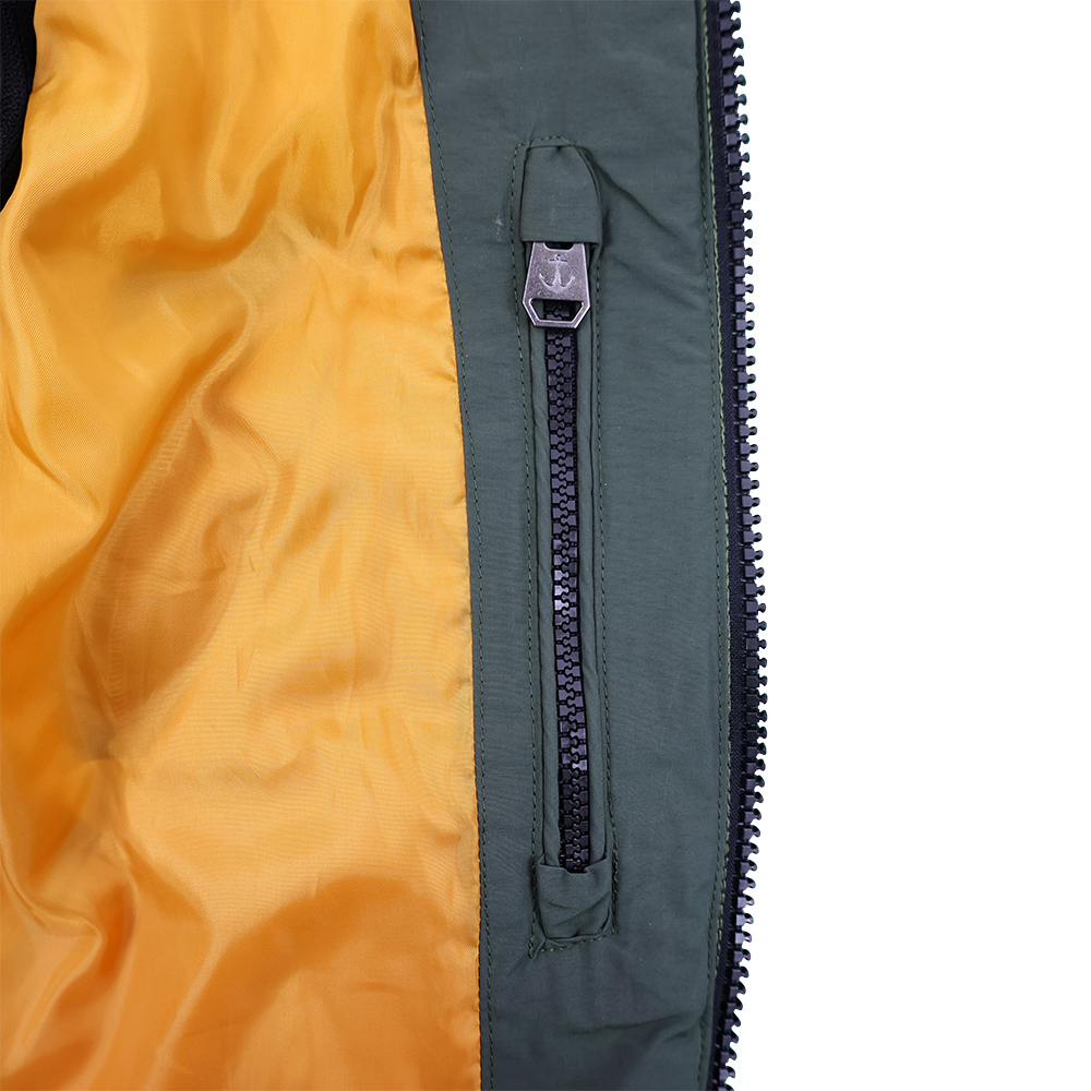 Männliches Model mit CAMPS BAY Westenjacke in Forest Night