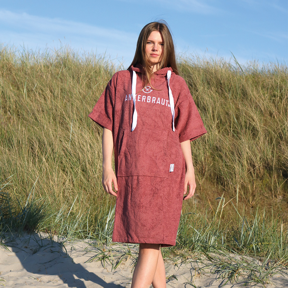 Weibliches Model mit ANKERBRAUT Strandkleid in Berry