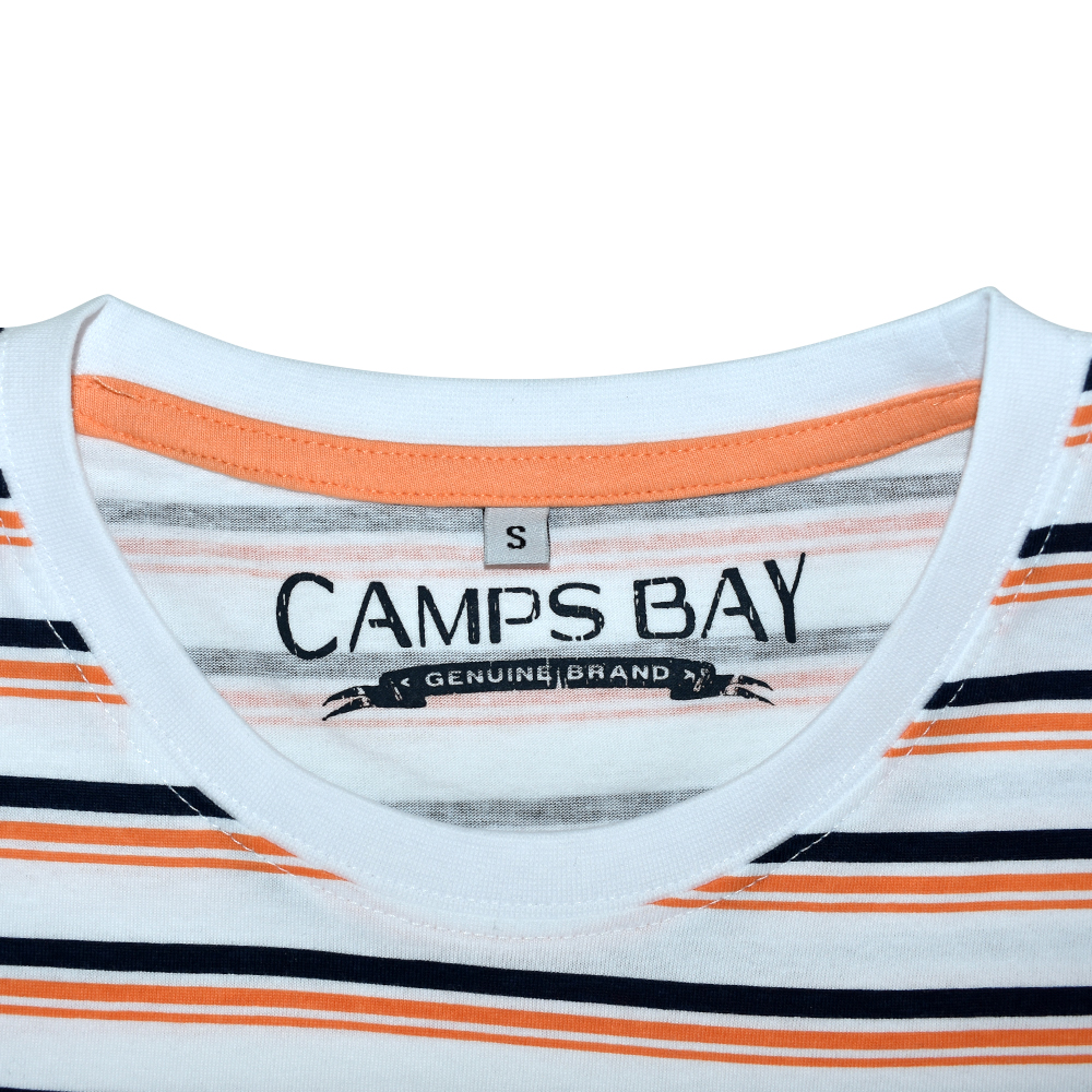 Männliches Model mit CAMPS BAY T-Shirt in White Orange