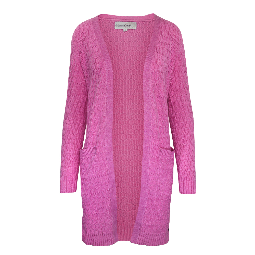 Weibliches Model mit CAMPS BAY Strickjacke 
