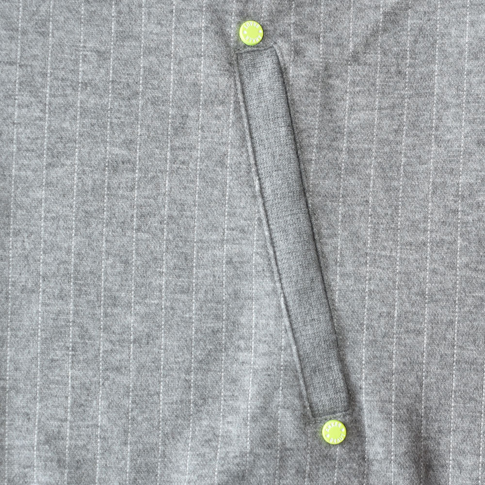 Weibliches Model mit ANKERBRAUT Hoodie in Grey Melange Yellow