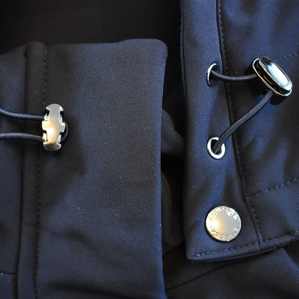 Weibliches Model mit CAMPS BAY Softshell-Jacke in Night Sky