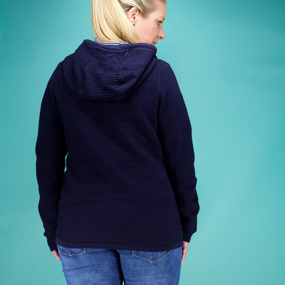 Weibliches Model mit CAMPS BAY Strickjacke in Maritime Blue