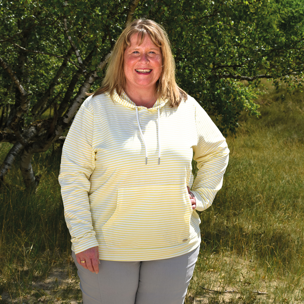 Weibliches Model mit CAMPS BAY Hoodie in Gelb-Weiss