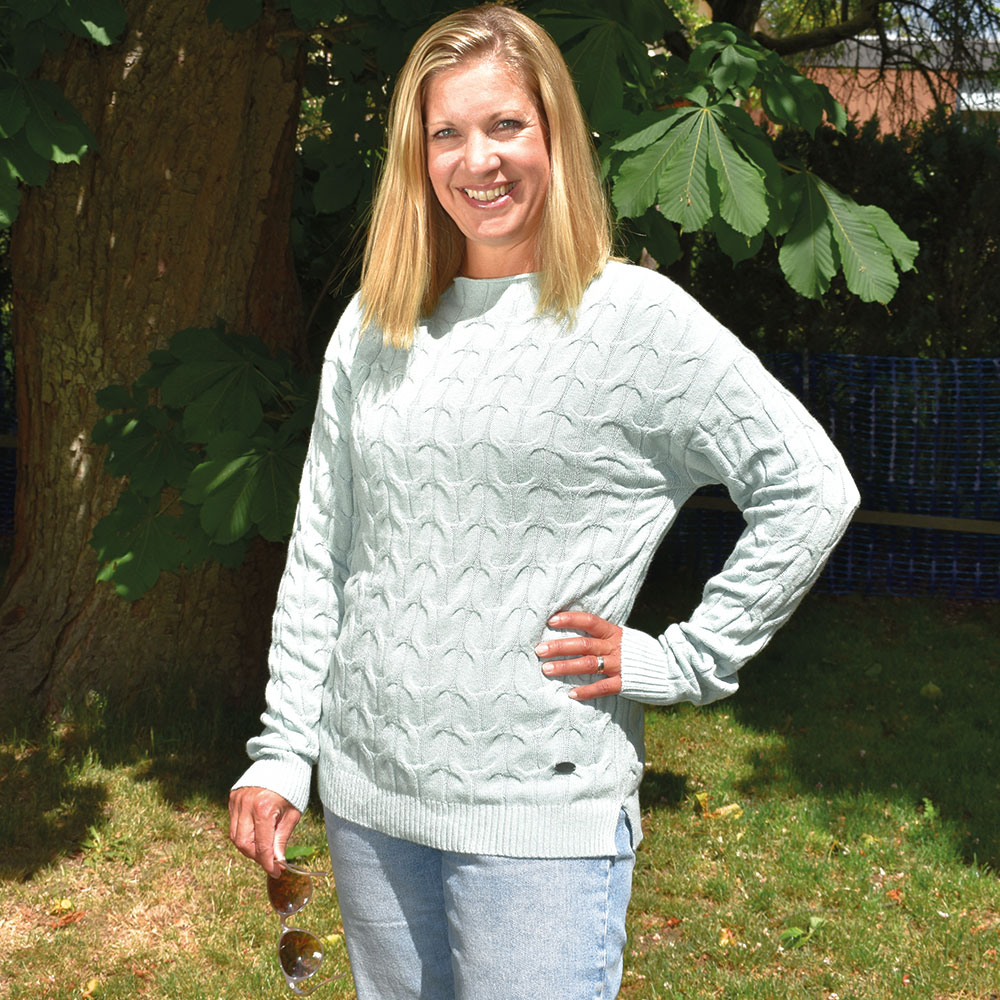 Weibliches Model mit CAMPS BAY Strickpullover in Harbour Grey