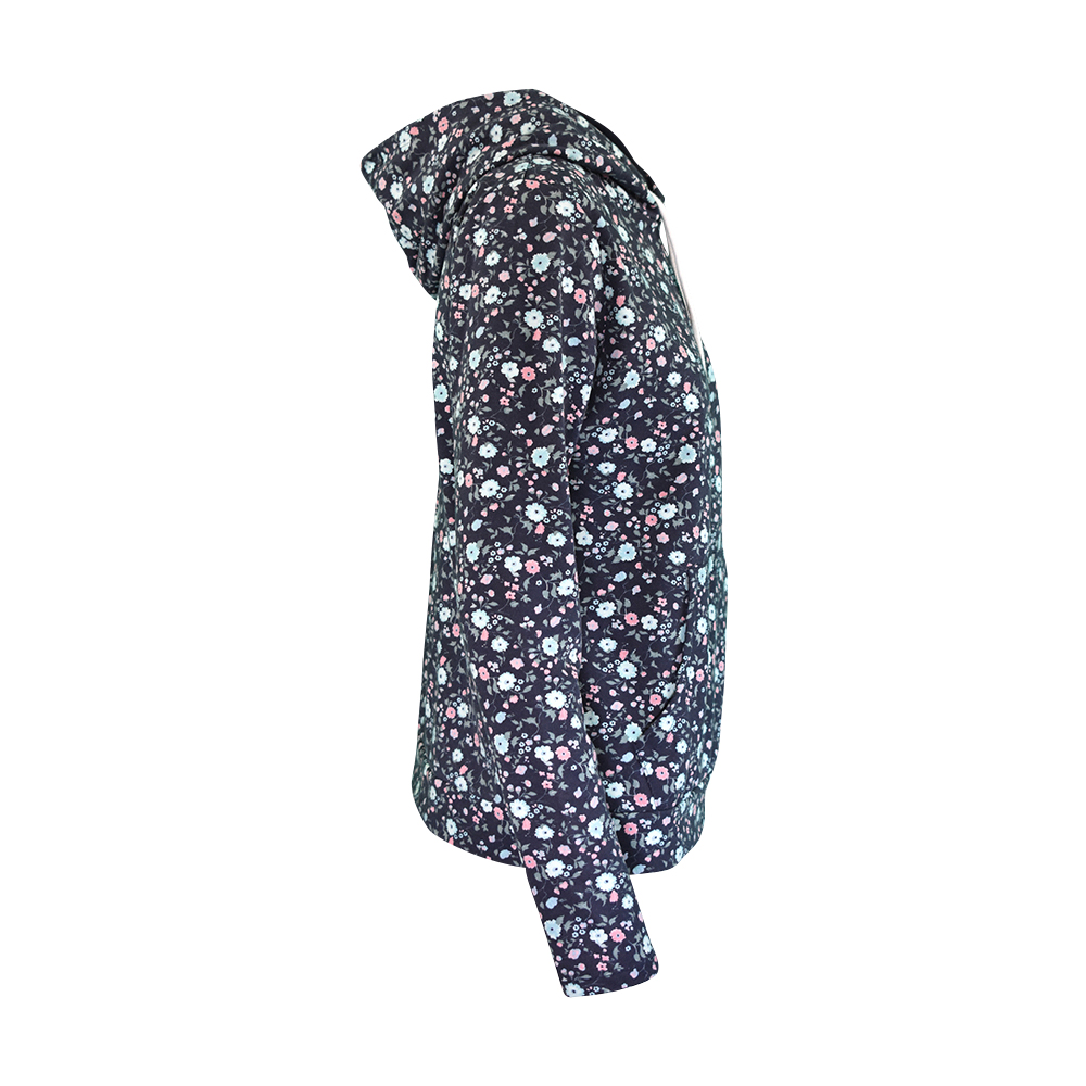Weibliches Model mit CAMPS BAY Hoodie in Aqua Flowers
