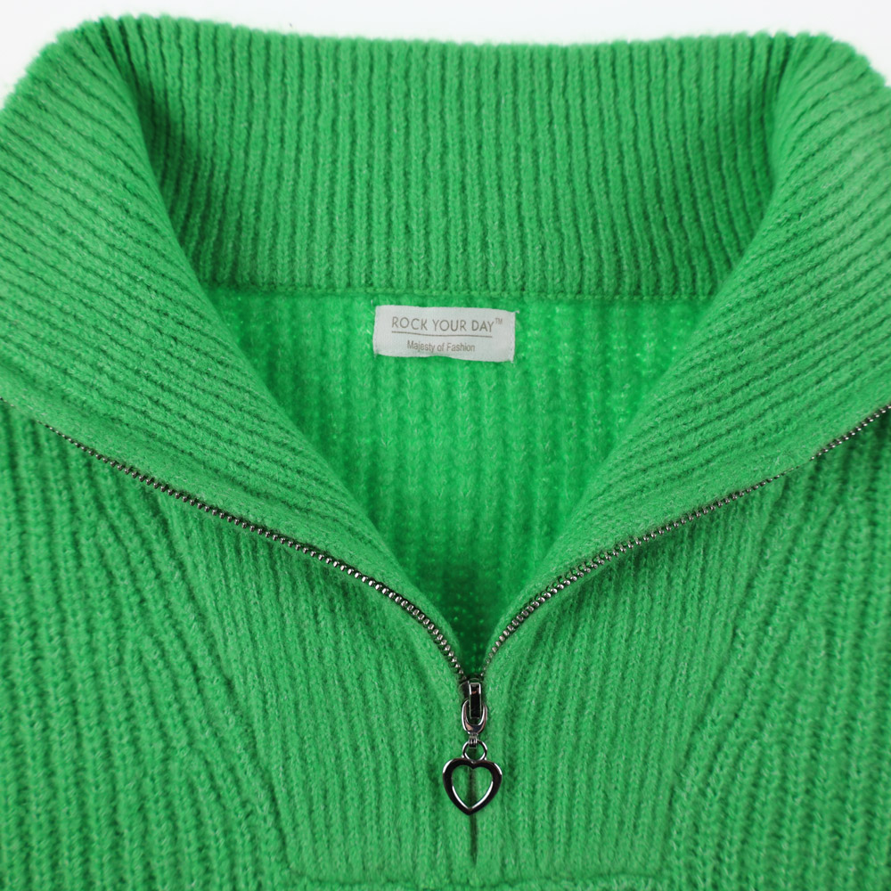 Weibliches Model mit Rock your Day Pullover in Vibrant Green