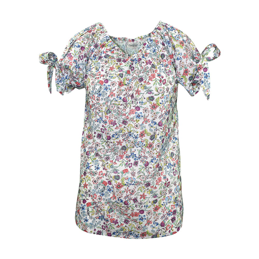Weibliches Model mit CAMPS BAY Bluse in Off White
