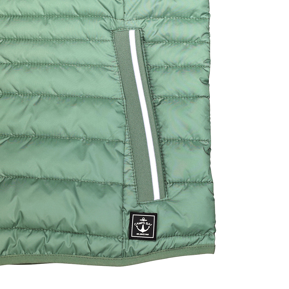 Weibliches Model mit CAMPS BAY Weste in Hedge Green