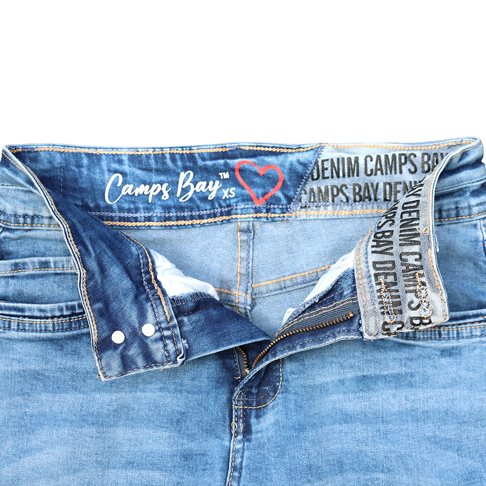 Weibliches Model mit CAMPS BAY Jeans-Shorts in mblue