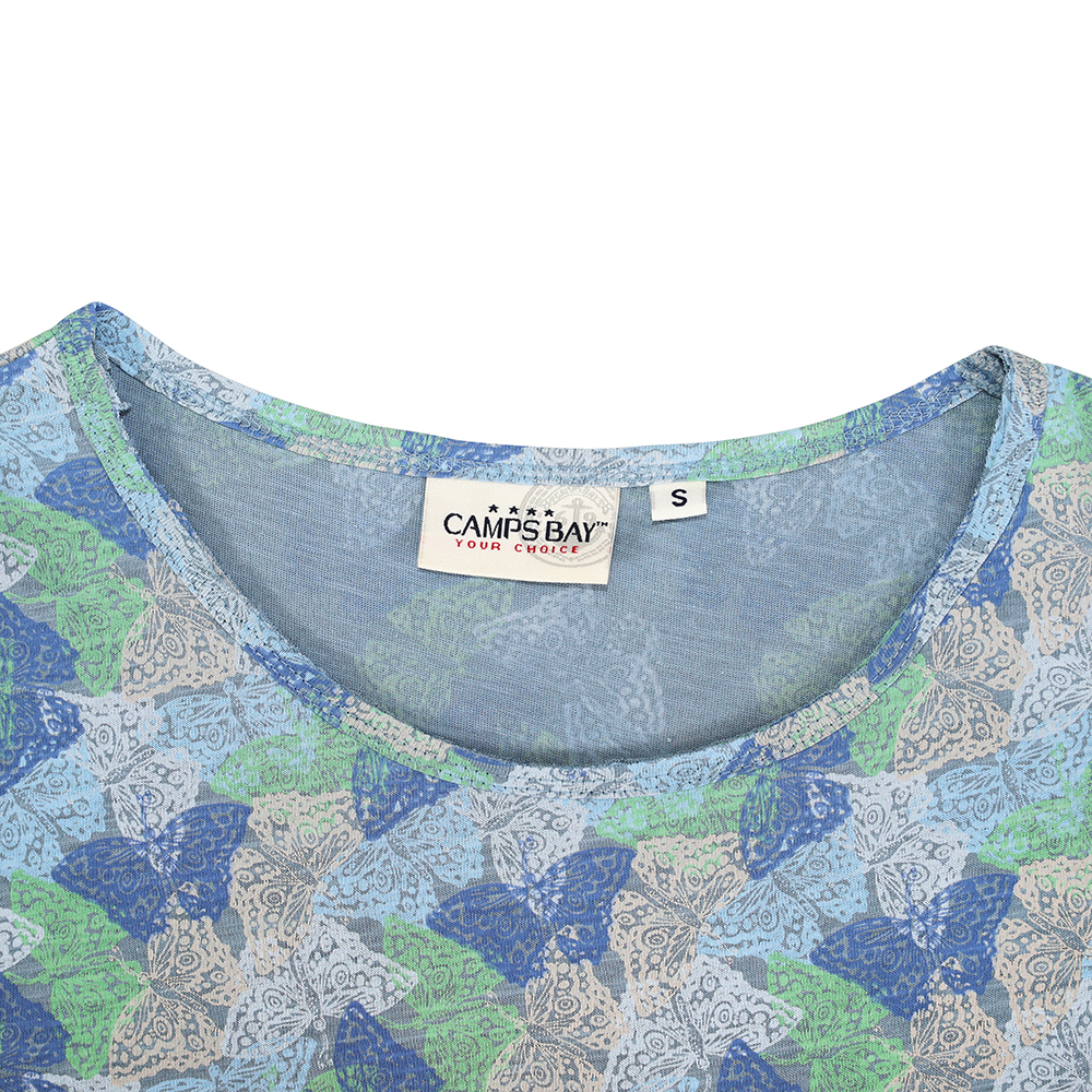 Weibliches Model mit CAMPS BAY T-Shirt in Winward Blue