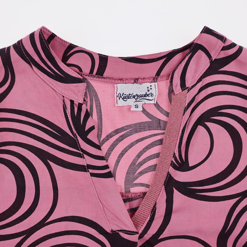 Weibliches Model mit Küstenzauber Bluse in Rose