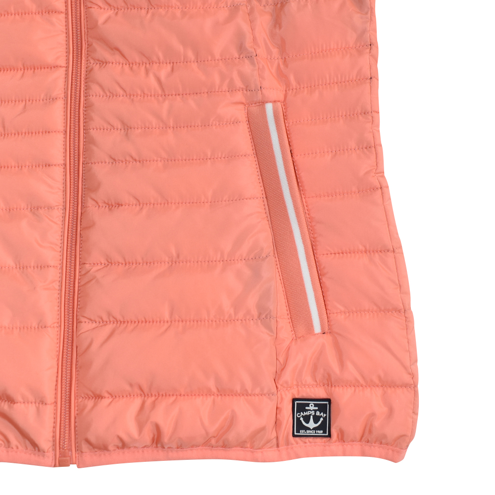 Weibliches Model mit CAMPS BAY Weste in Fusion Coral
