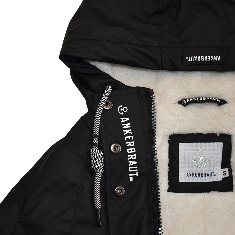 Weibliches Model mit ANKERBRAUT Wetterjacke in Schwarz