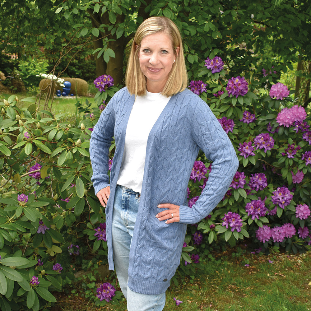Weibliches Model mit CAMPS BAY Strickjacke in Infinity
