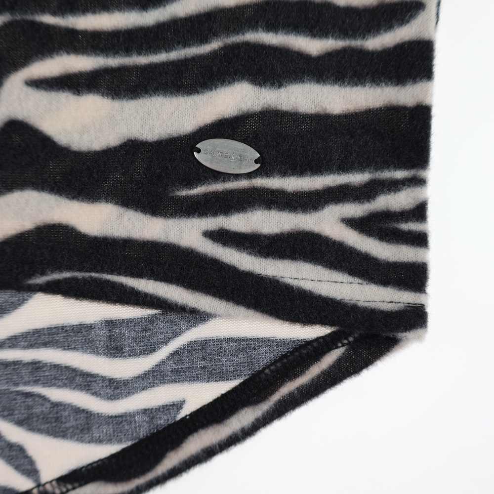 Weibliches Model mit CAMPS BAY Shirt in Beige Zebra