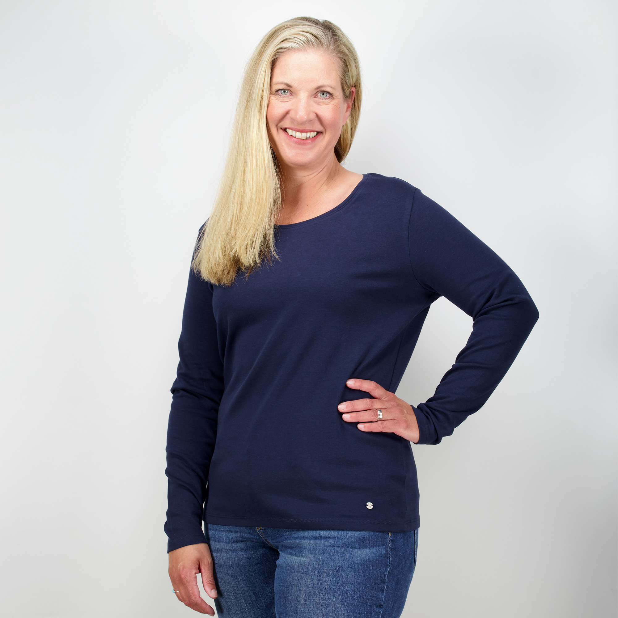 Weibliches Model mit CAMPS BAY Langarmshirt in Night Sky