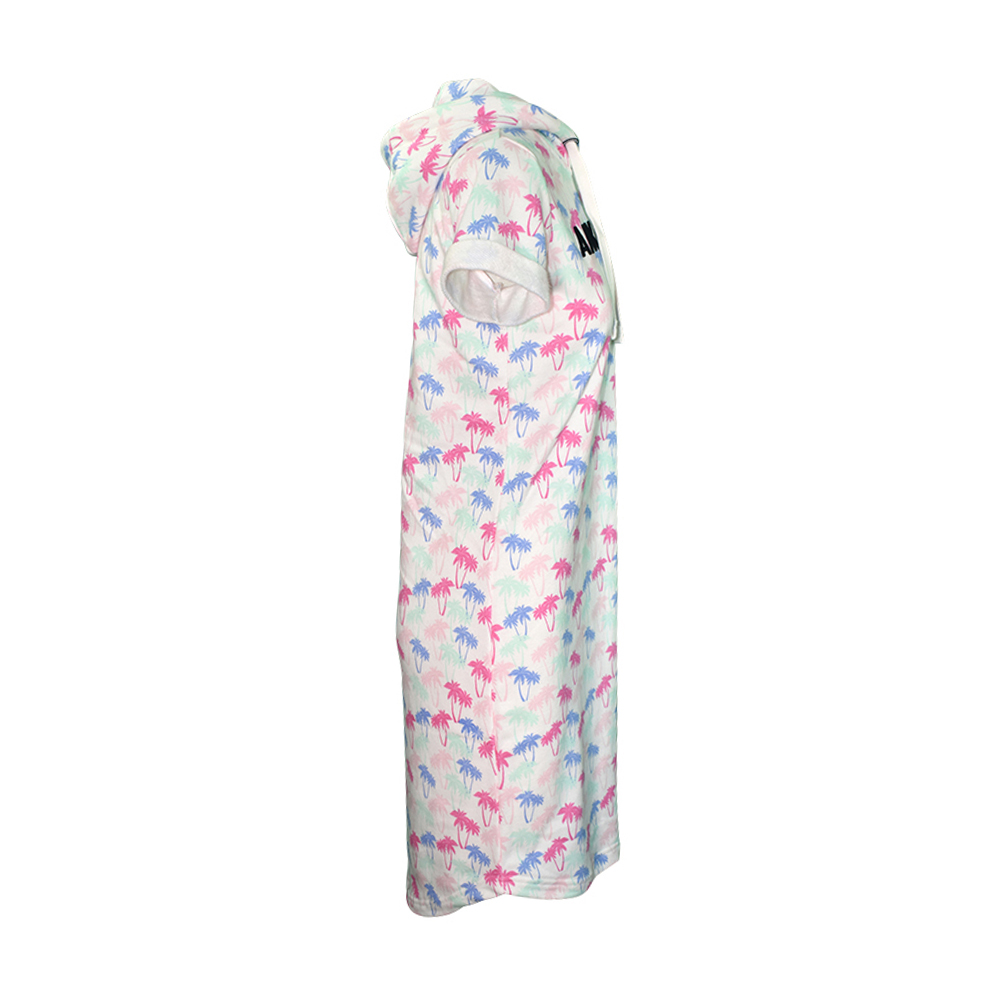 Weibliches Model mit ANKERBRAUT Strandkleid 