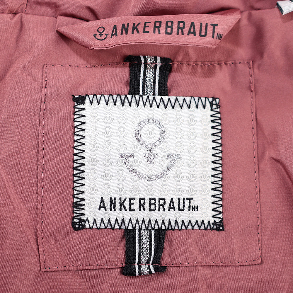 Weibliches Model mit ANKERBRAUT Long-Weste in Rose