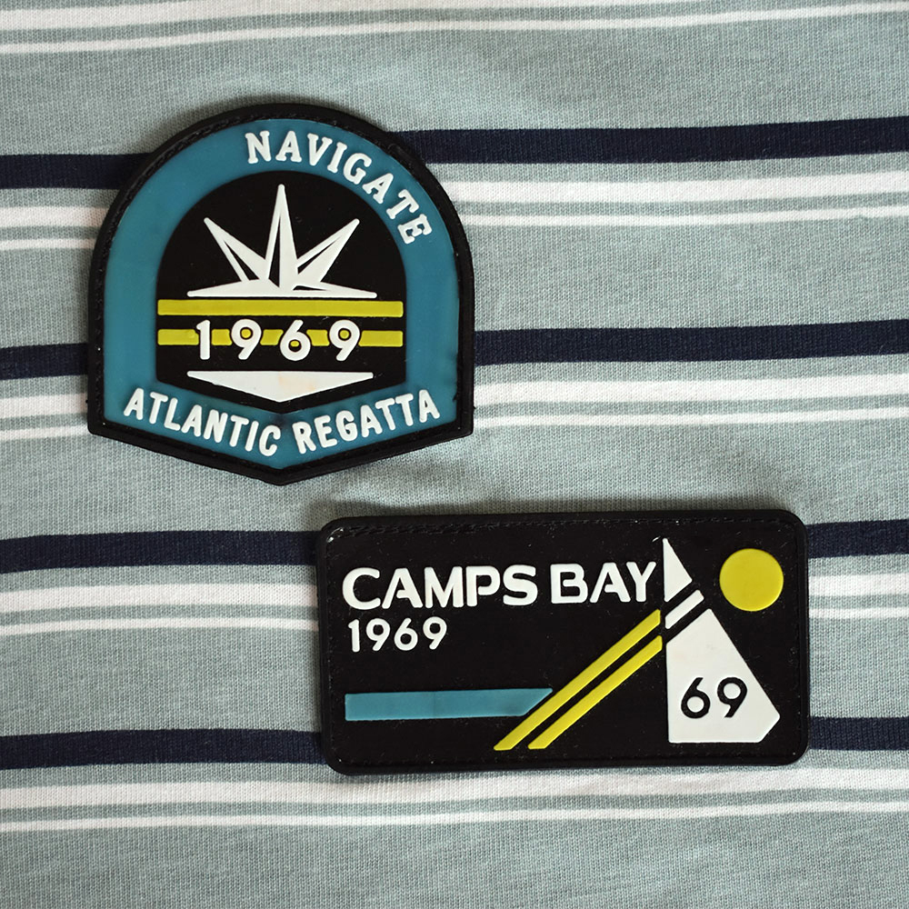 Männliches Model mit CAMPS BAY T-Shirt in Stone Blue Yellow
