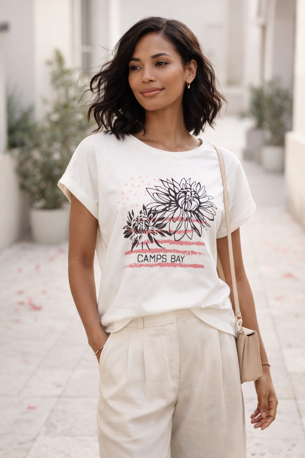 Weibliches Model mit CAMPS BAY T-Shirt in Rapture Rose