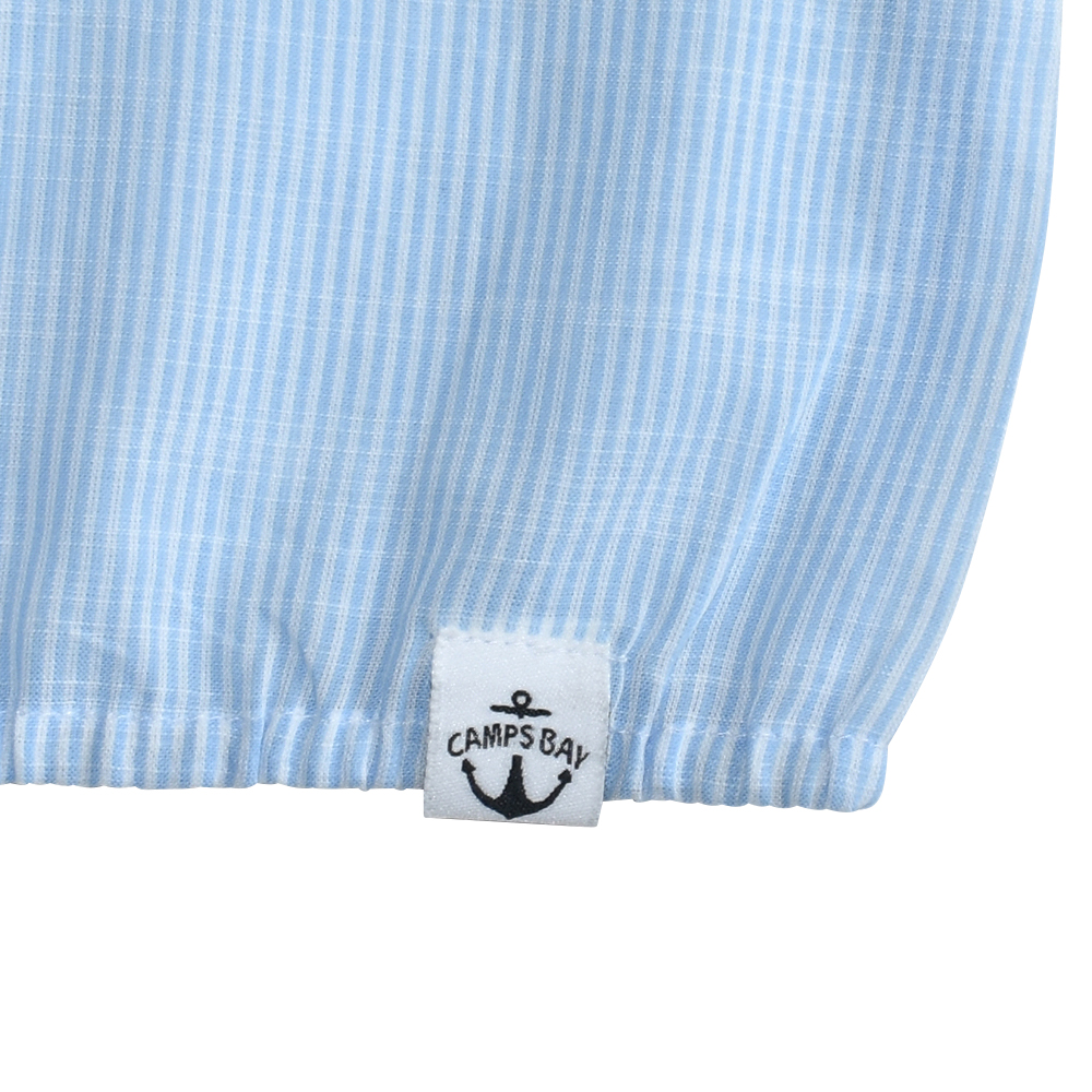 Weibliches Model mit CAMPS BAY Bluse in White-Light Blue
